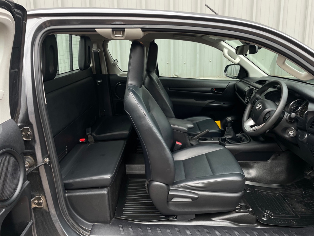 Toyota Hi-Lux Extra Cab pickup 2.4 Diesel