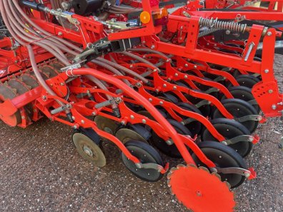 Kuhn 3 Metre power harrow combination drill