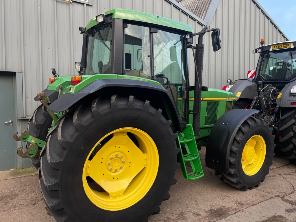 John Deere 6900