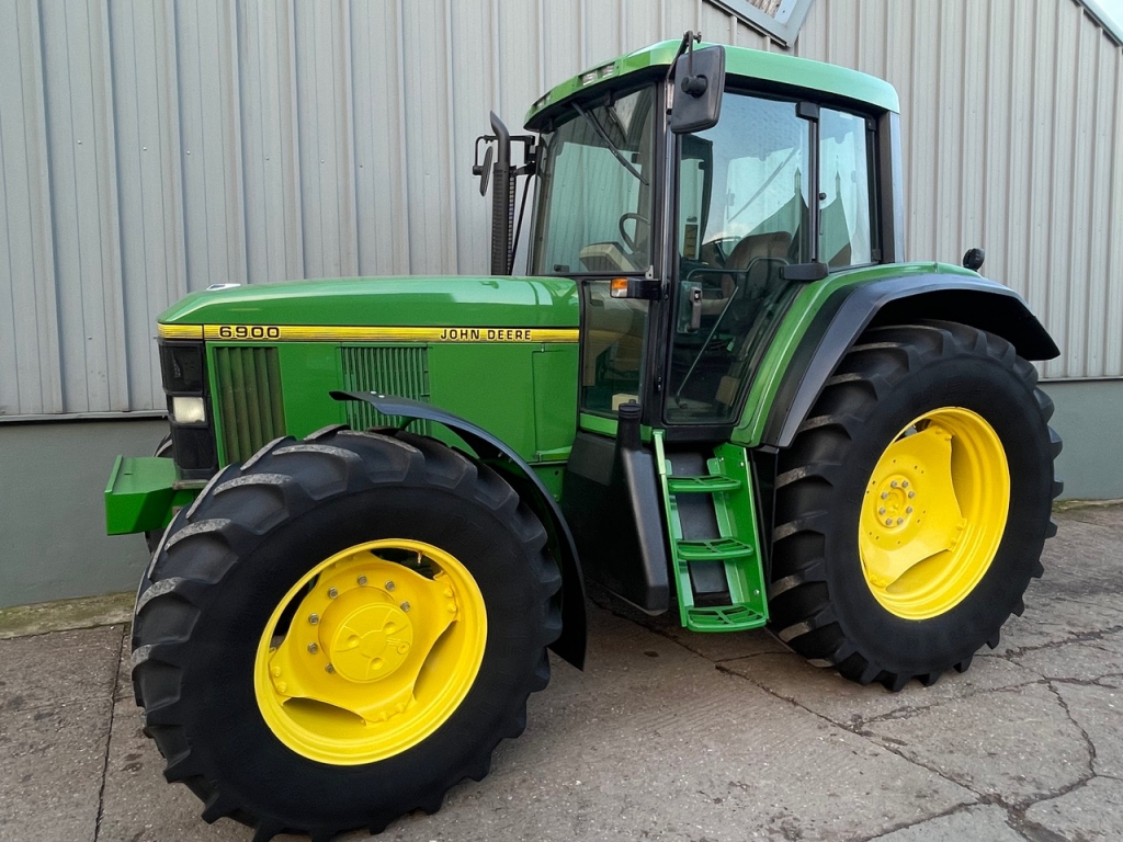 John Deere 6900