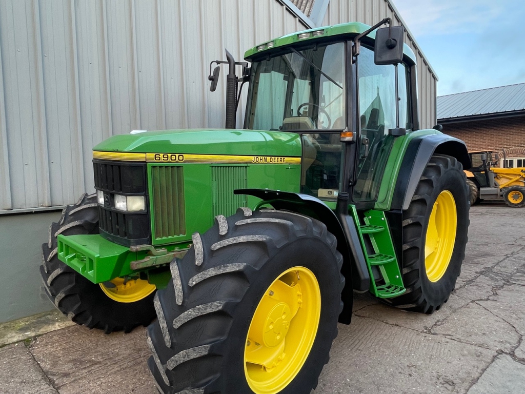 John Deere 6900
