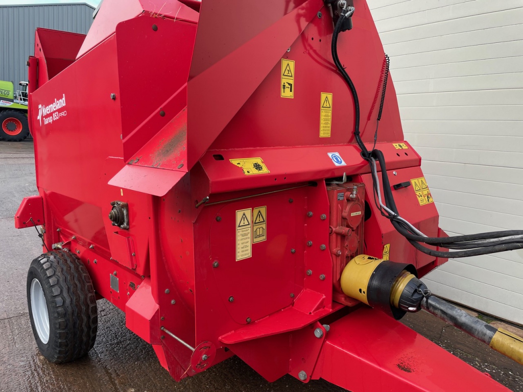 Kverneland Taarup 853 Pro bedding and feeding machine