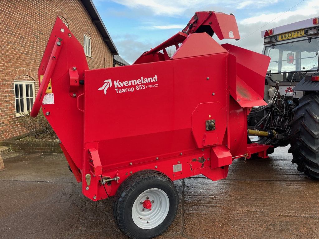 Kverneland Taarup 853 Pro bedding and feeding machine