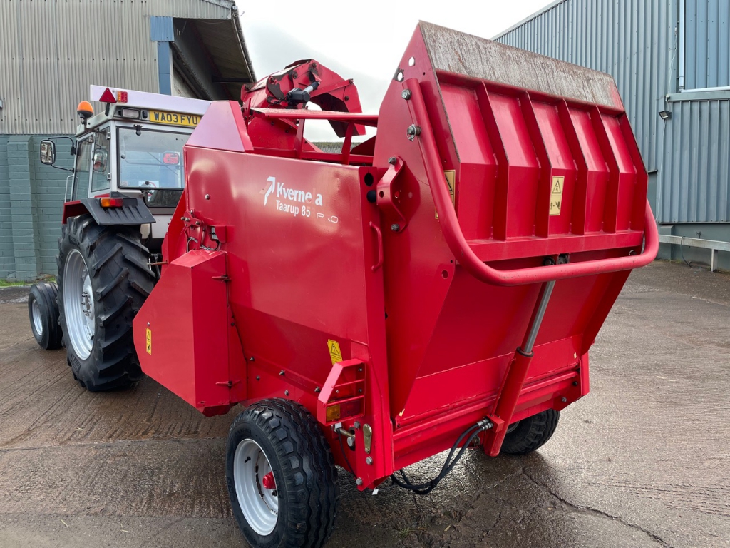 Kverneland Taarup 853 Pro bedding and feeding machine