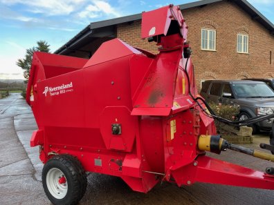 Kverneland Taarup 853 Pro bedding and feeding machine