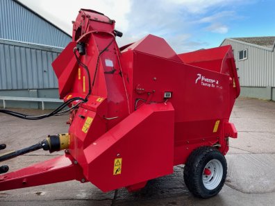 Kverneland Taarup 853 Pro bedding and feeding machine