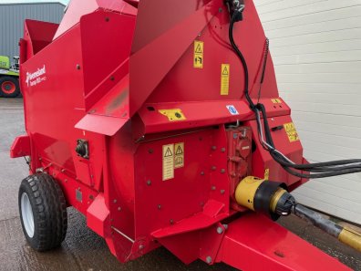 Kverneland Taarup 853 Pro bedding and feeding machine