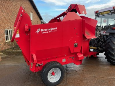 Kverneland Taarup 853 Pro bedding and feeding machine