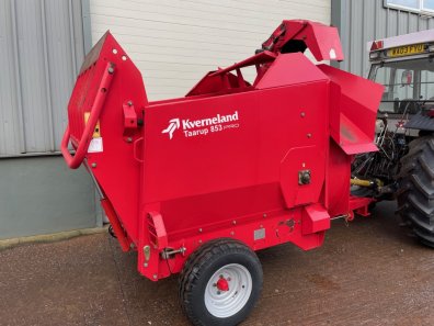 Kverneland Taarup 853 Pro bedding and feeding machine