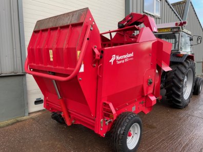 Kverneland Taarup 853 Pro bedding and feeding machine