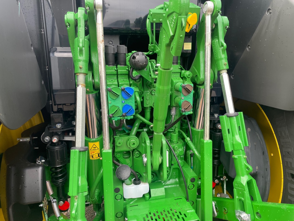 John Deere 6120M