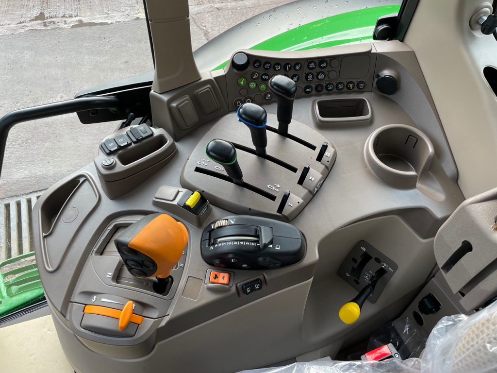 John Deere 6120M