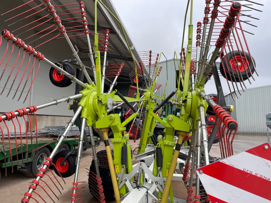 Claas Liner 3600 4 rotor rake