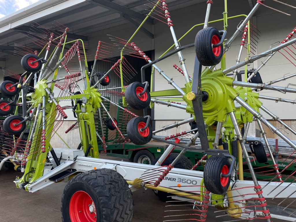 Claas Liner 3600 4 rotor rake