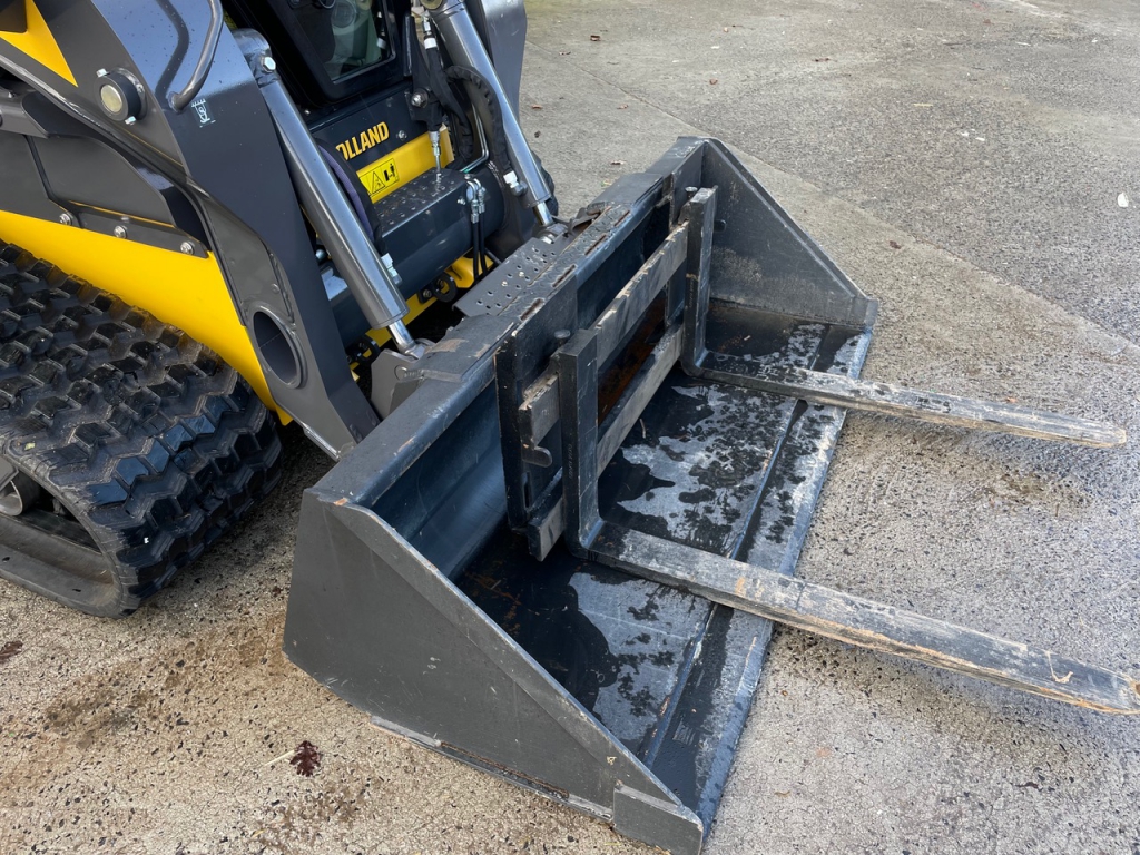 New Holland C337 skid steer