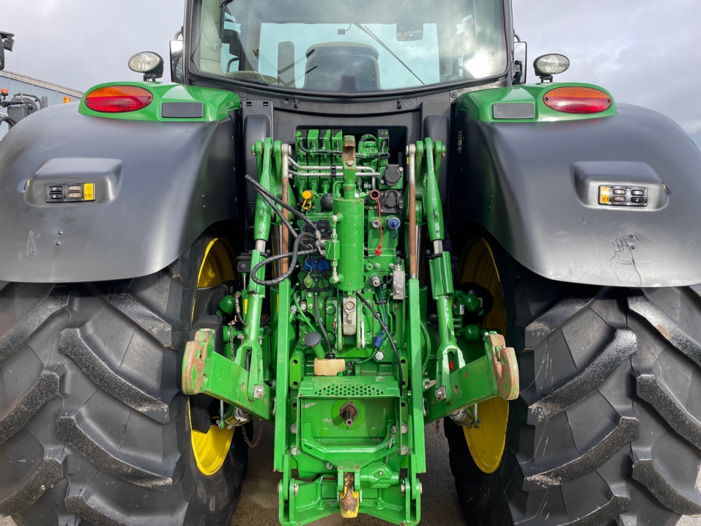 John Deere 6215R