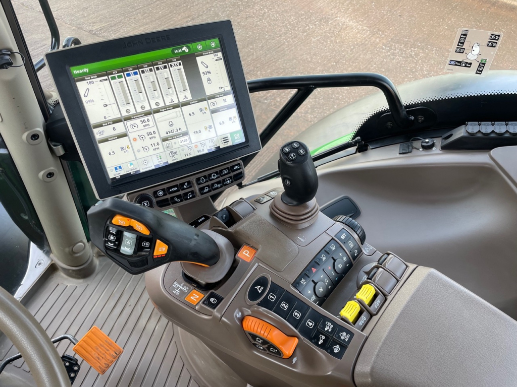John Deere 6215R