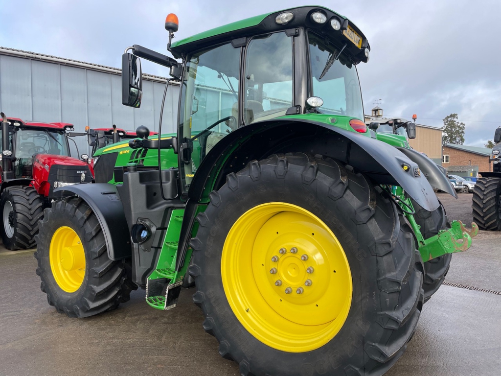 John Deere 6215R