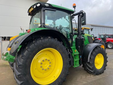 John Deere 6215R