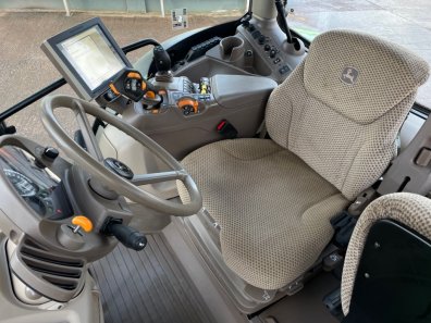 John Deere 6215R