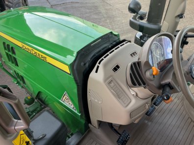 John Deere 6215R