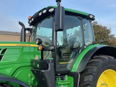 John Deere 6215R