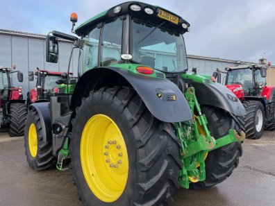 John Deere 6215R