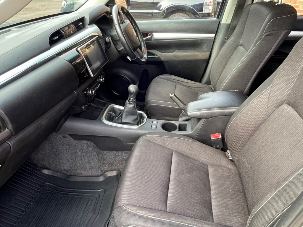 Toyota Hi-Lux Invincible 2.4 diesel