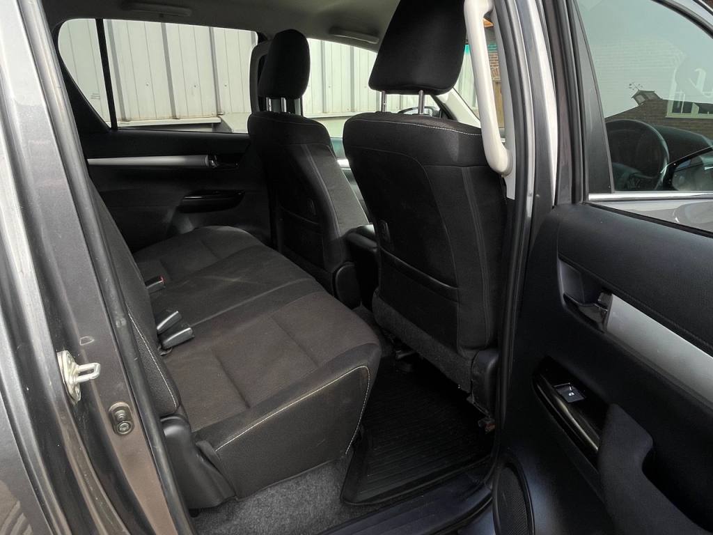 Toyota Hi-Lux Invincible 2.4 diesel