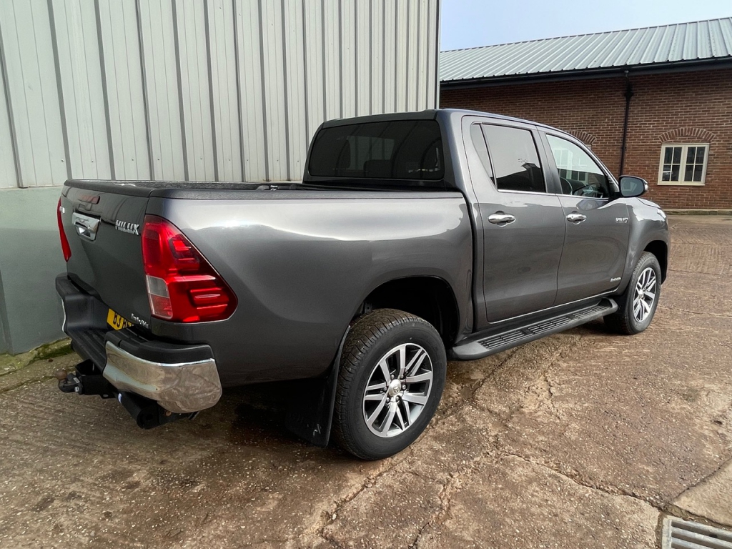 Toyota Hi-Lux Invincible 2.4 diesel