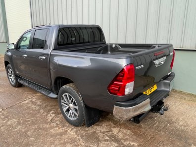 Toyota Hi-Lux Invincible 2.4 diesel