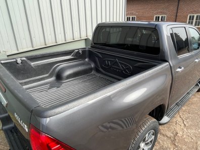 Toyota Hi-Lux Invincible 2.4 diesel