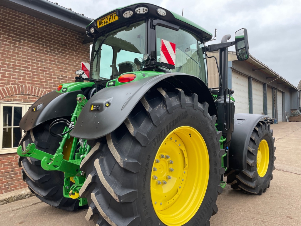 John Deere 6215R