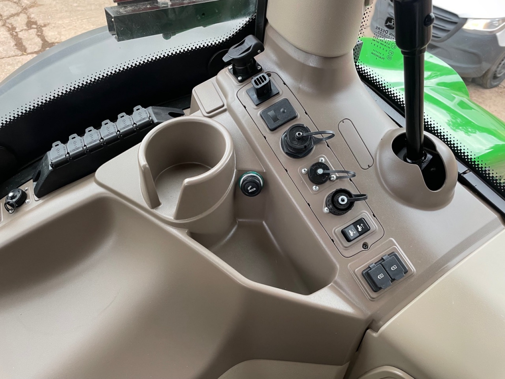 John Deere 6215R