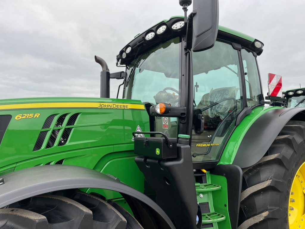 John Deere 6215R