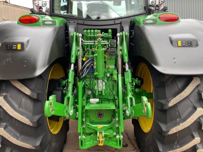 John Deere 6215R