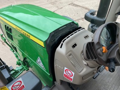 John Deere 6215R