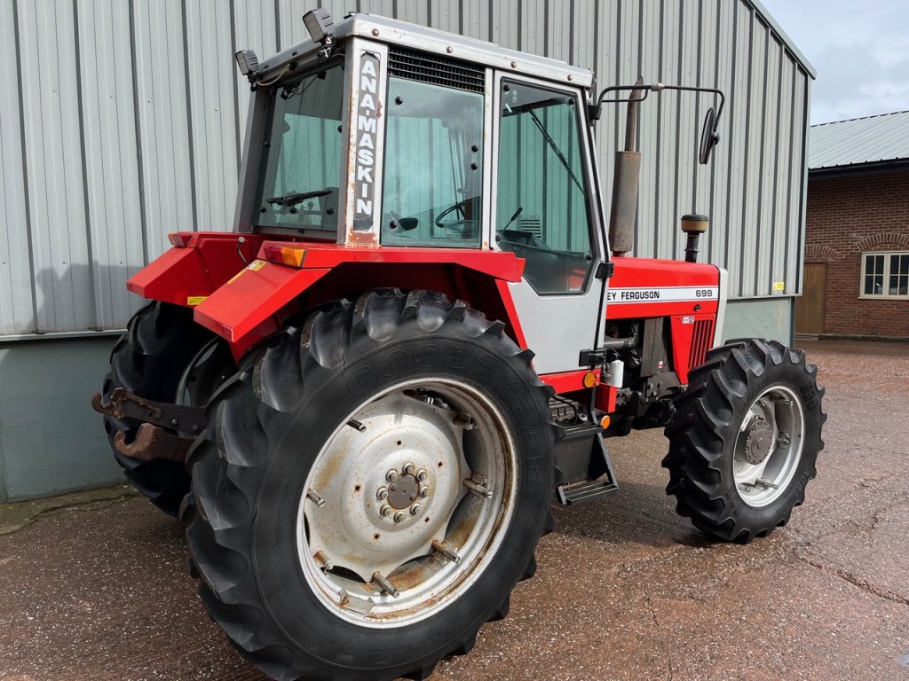 Massey Ferguson 699