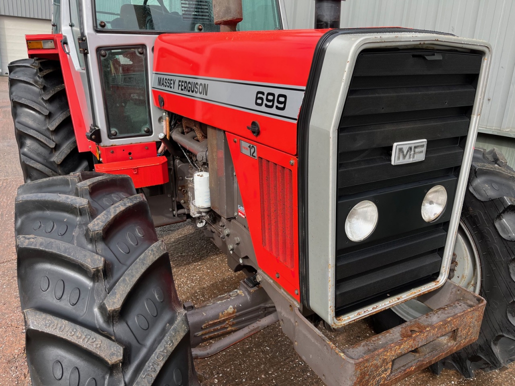 Massey Ferguson 699
