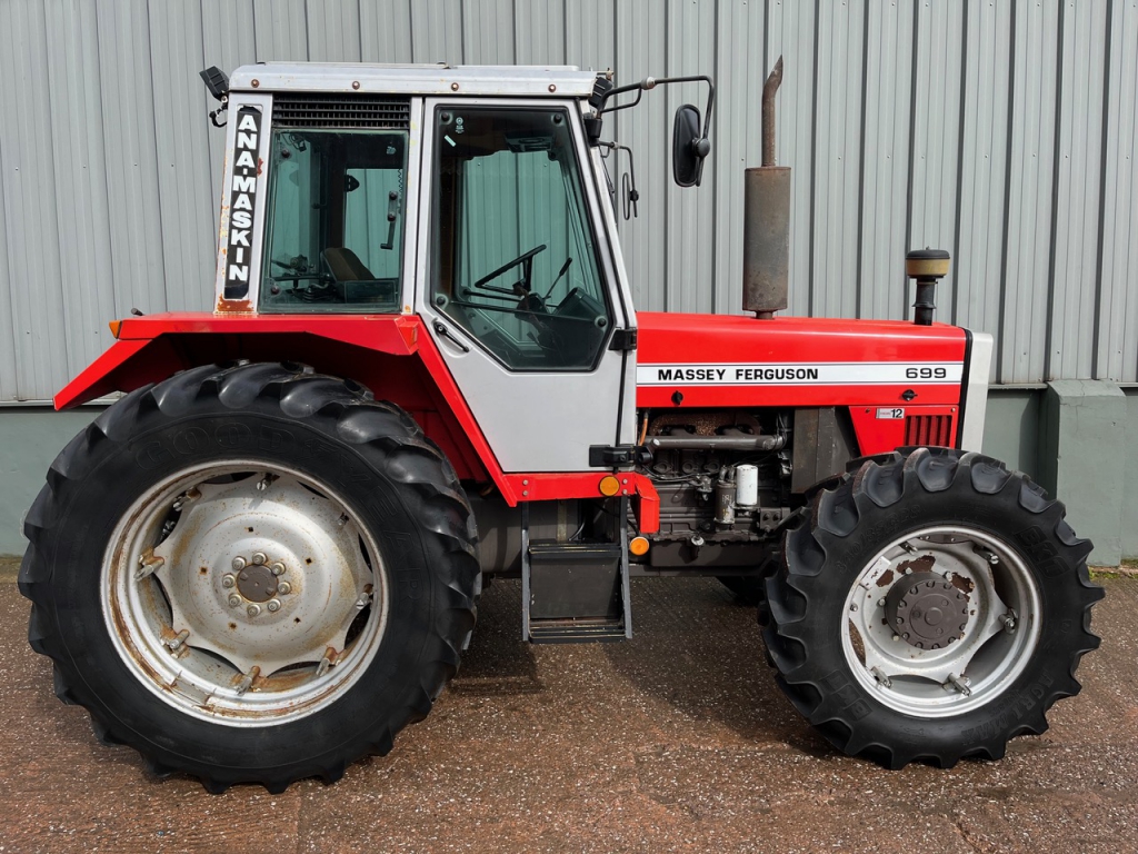 Massey Ferguson 699