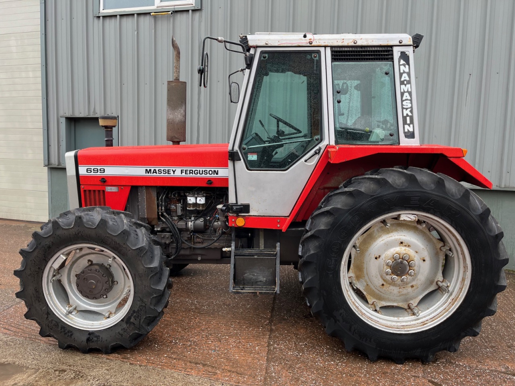 Massey Ferguson 699