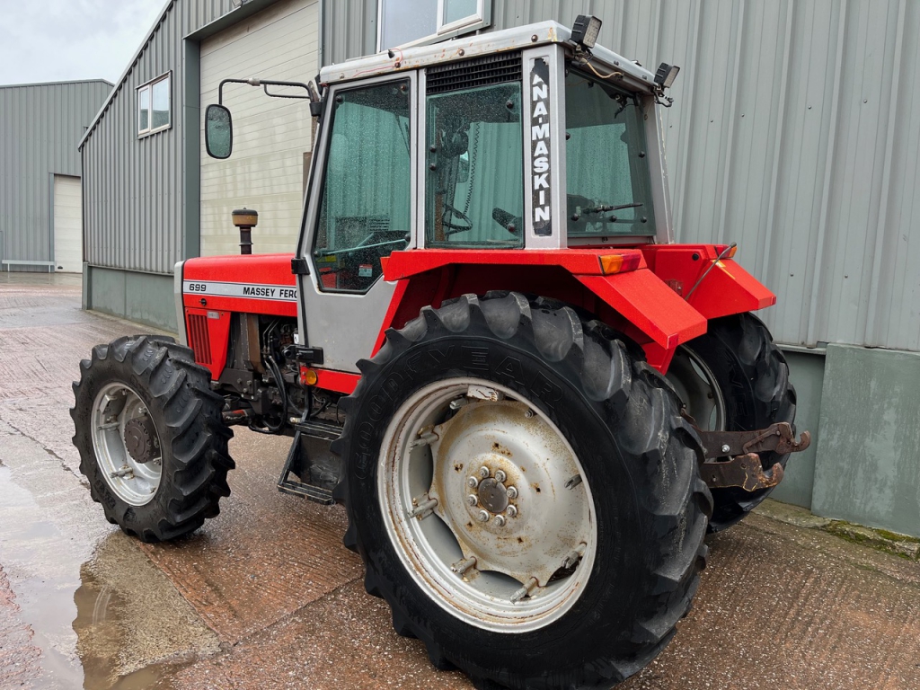 Massey Ferguson 699