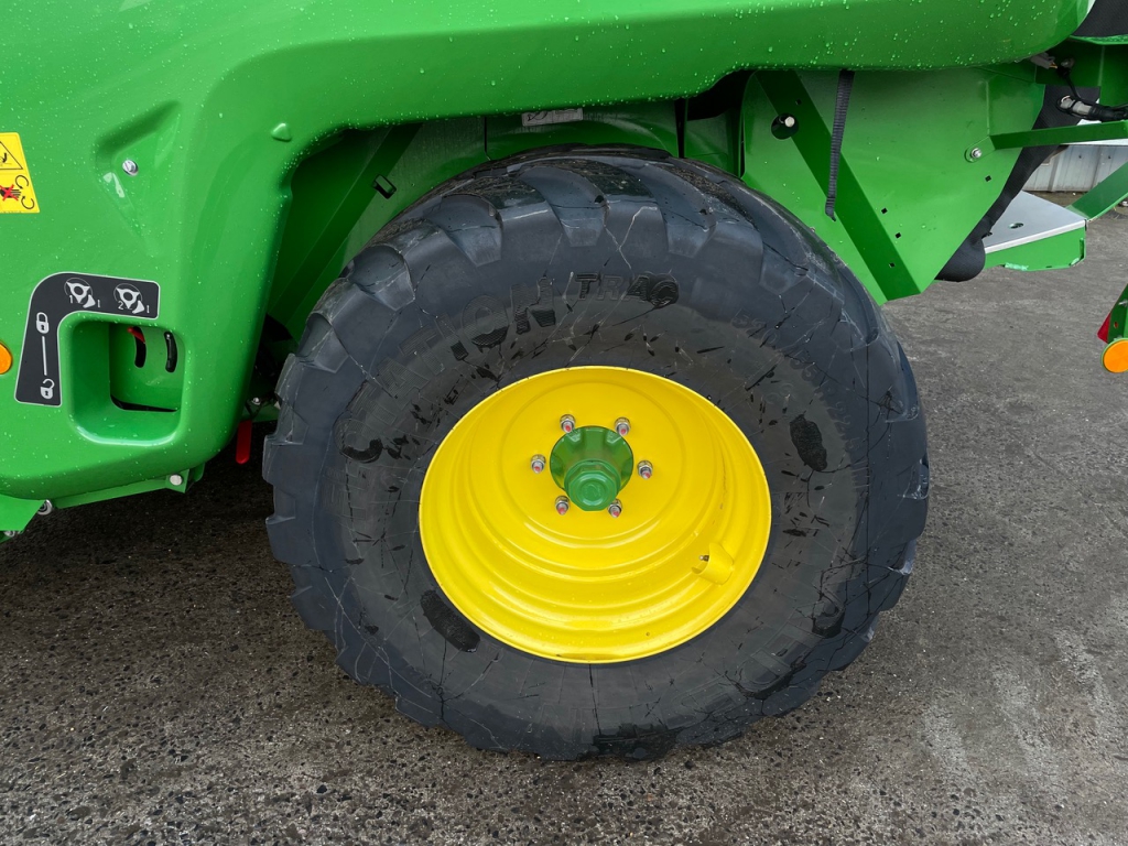 John Deere V451R belt baler