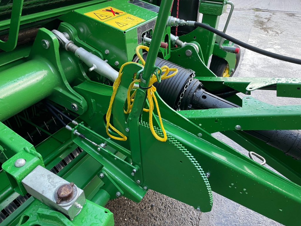 John Deere V451R belt baler