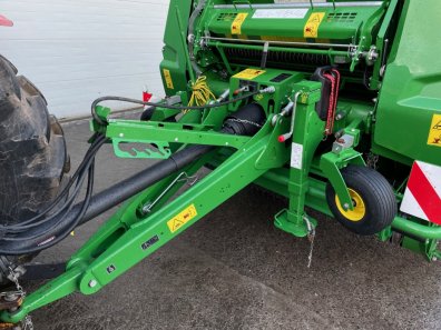 John Deere V451R belt baler