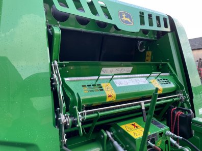 John Deere V451R belt baler