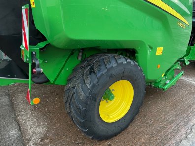 John Deere V451R belt baler