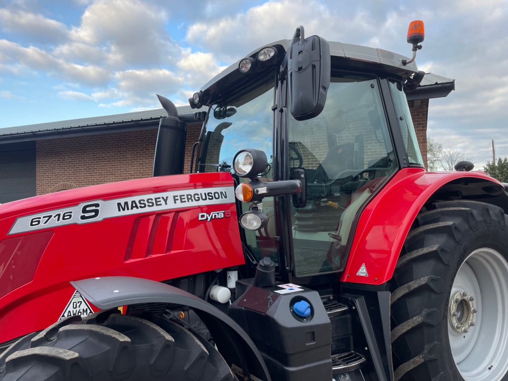 Massey Ferguson 6716S Efficient