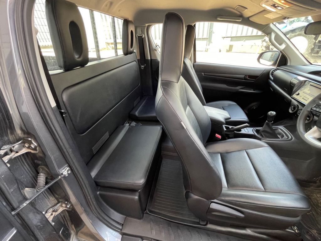 Toyota Hi-Lux Extra-Cab pickup 2.4 Diesel