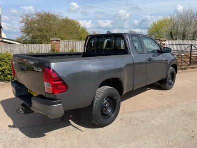 Toyota Hi-Lux Extra-Cab pickup 2.4 Diesel